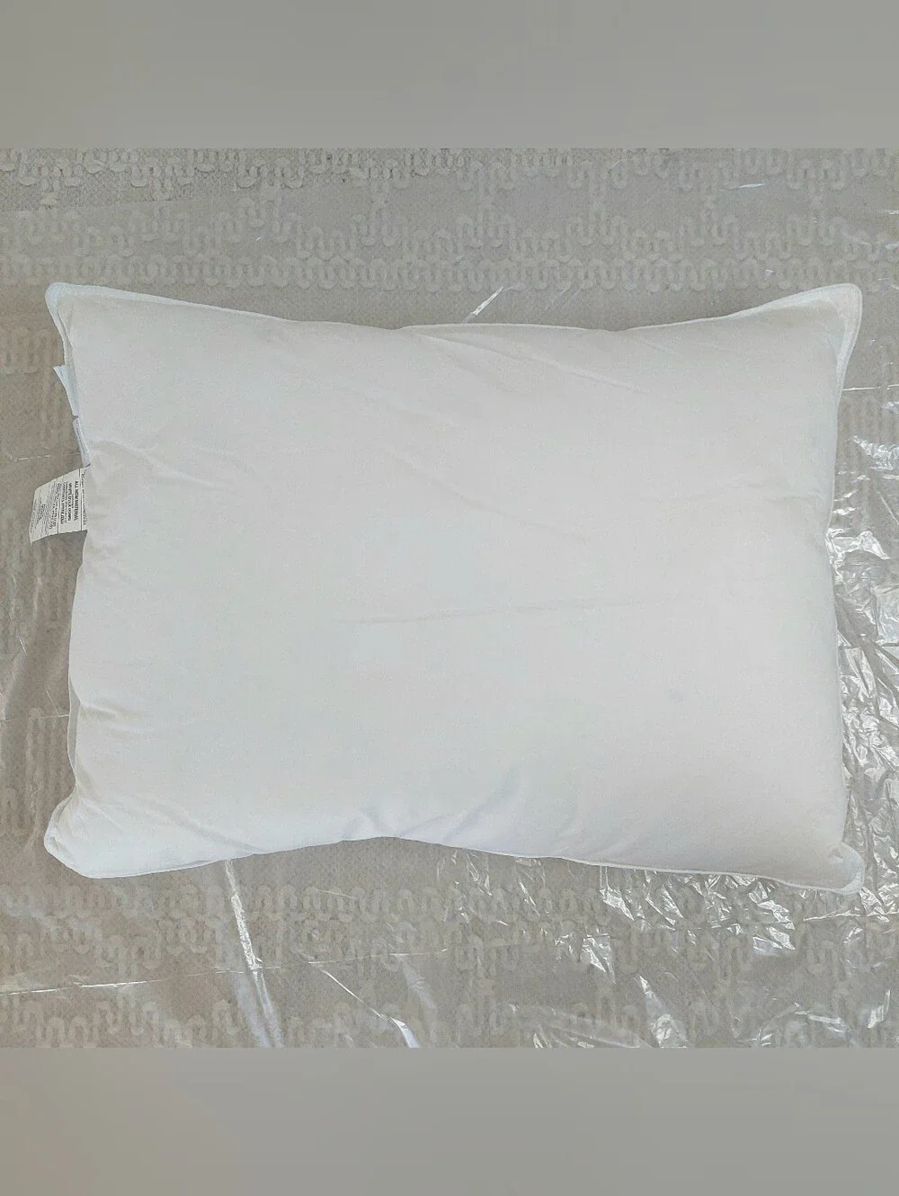 NWOT- Quince Standard White Duck Down Premium Pillow (Medium)(P14)